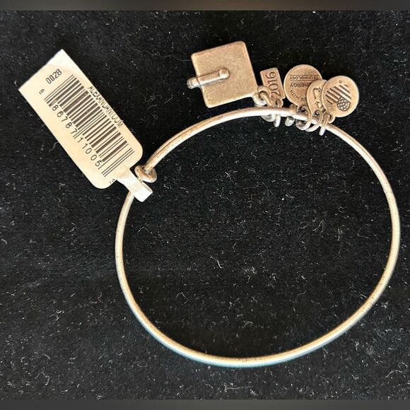Alex And Ani Graduation Cap 2016 Metal Silver Tone Expandable Bracelet NWT - Picture 1 of 3